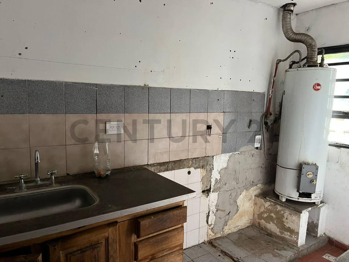 Foto de CASA A LA VENTA A RECICLAR O MODERNIZAR DE 2 DORMITORIOS VILLA ELVIRA, imagen 5