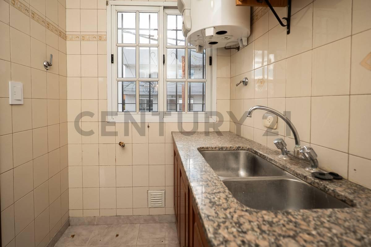 Foto de Departamento monoambiente con patio y baclon al frente, imagen 2