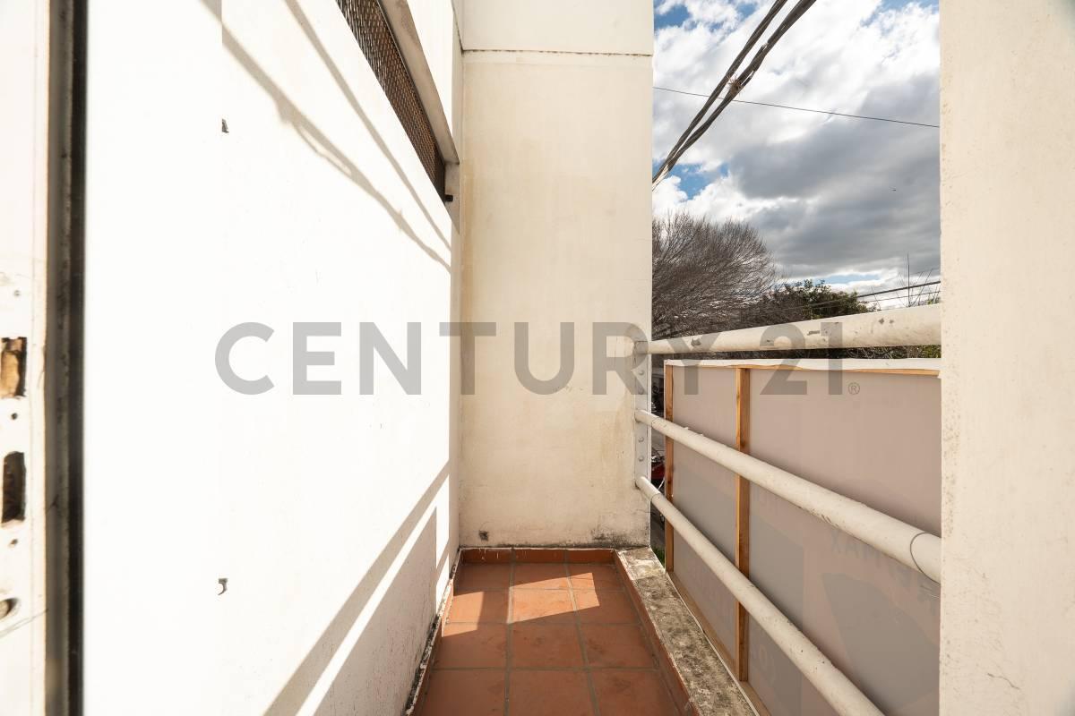 Foto de Departamento monoambiente con patio y baclon al frente, imagen 5