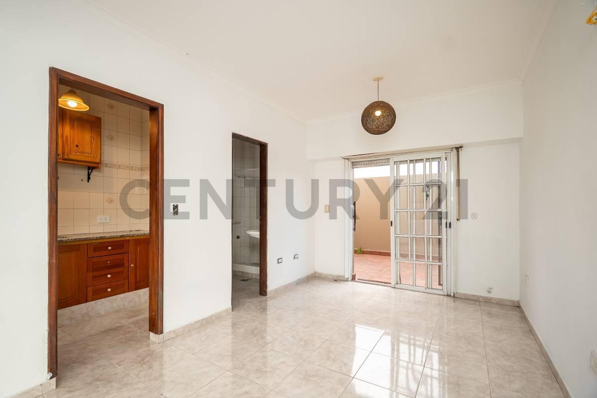 Foto de Departamento monoambiente con patio y baclon al frente, imagen 4