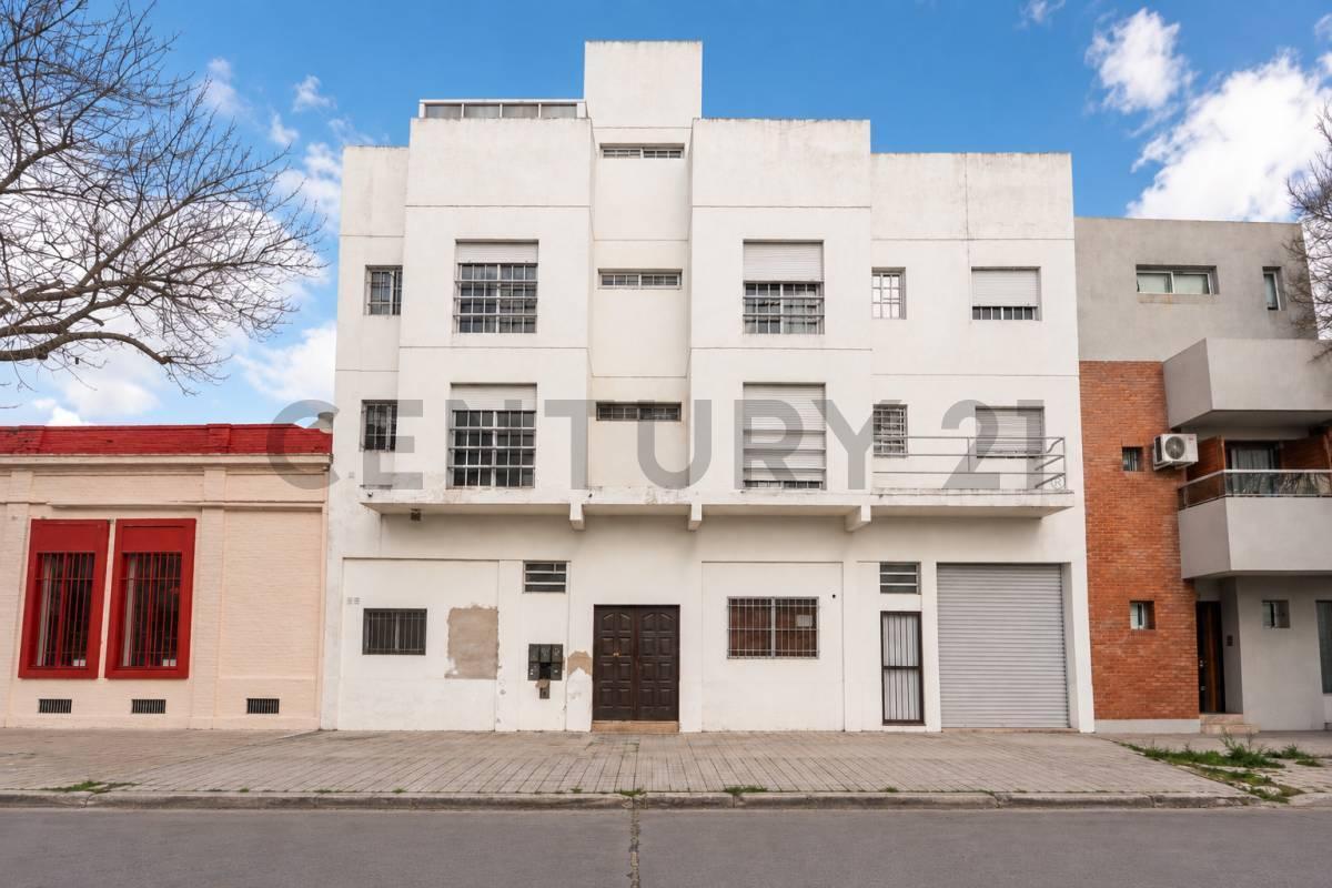 Foto de Departamento monoambiente con patio y baclon al frente, imagen 1