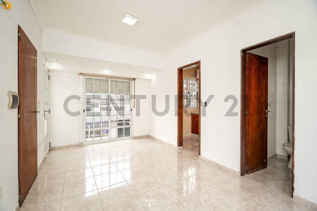 Foto de Departamento monoambiente con patio y baclon al frente, imagen 2