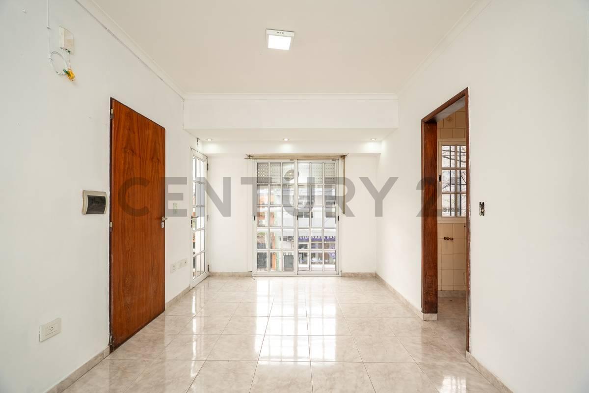 Foto de Departamento monoambiente con patio y baclon al frente, imagen 4