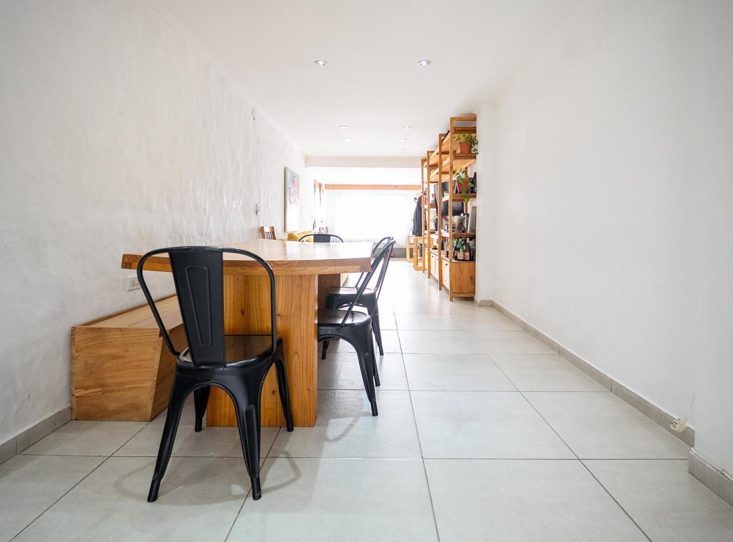 Foto de CASA EN VENTA DE TRES DORMITORIOS CON PARQUE, COCHERA Y PILETA EN LA, imagen 3