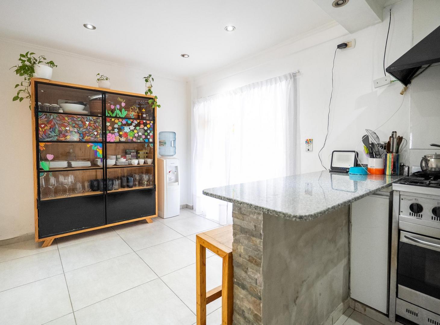 Foto de CASA EN VENTA DE TRES DORMITORIOS CON PARQUE, COCHERA Y PILETA EN LA, imagen 5