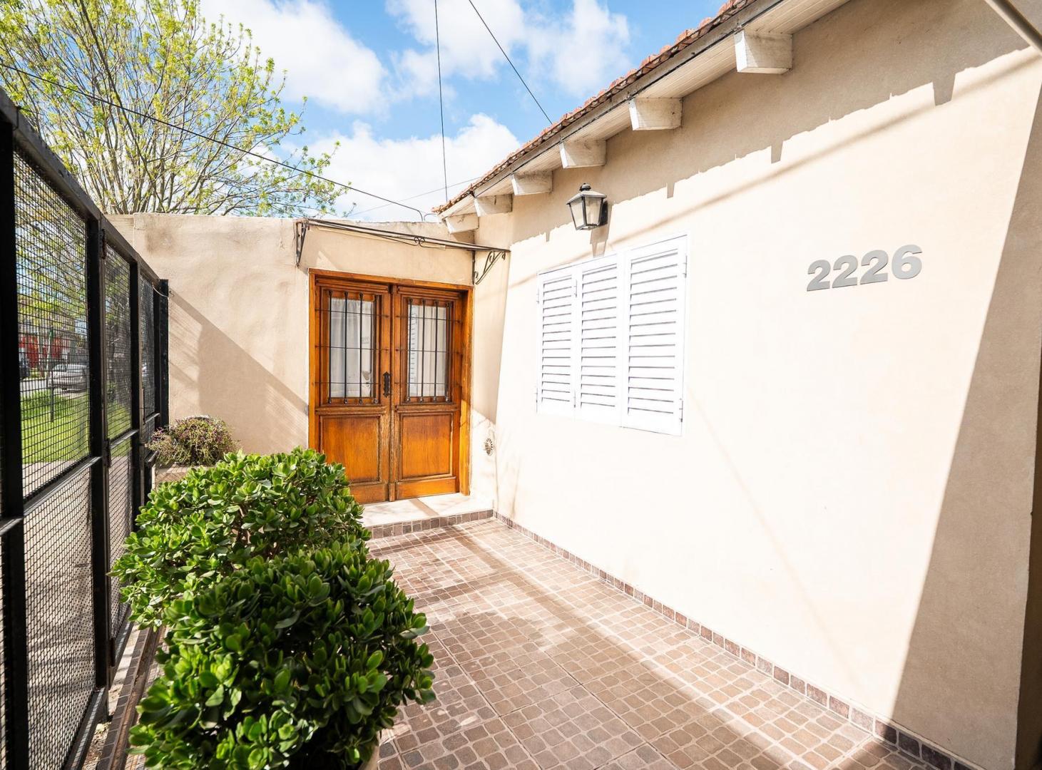 Foto de CASA EN VENTA DE TRES DORMITORIOS CON PARQUE, COCHERA Y PILETA EN LA, imagen 1
