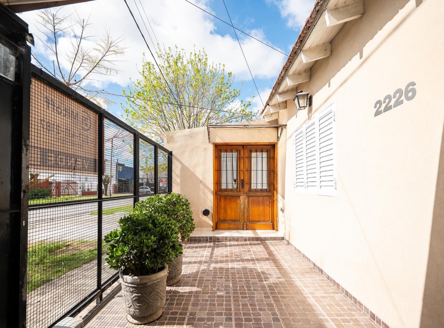 Foto de CASA EN VENTA DE TRES DORMITORIOS CON PARQUE, COCHERA Y PILETA EN LA, imagen 2