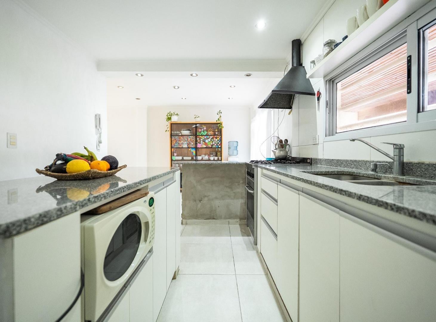 Foto de CASA EN VENTA DE TRES DORMITORIOS CON PARQUE, COCHERA Y PILETA EN LA, imagen 4