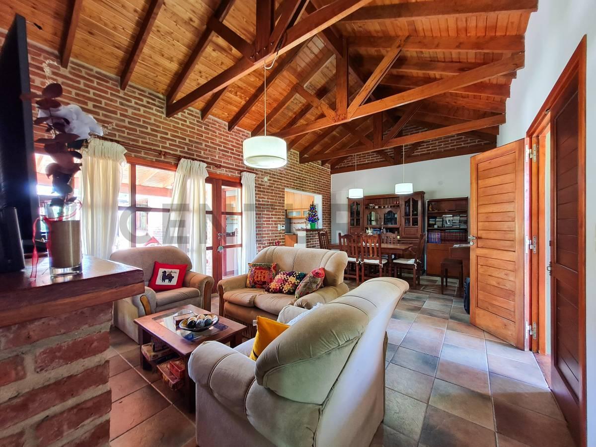 Foto de Casa de 4 dormitorios con parque y pileta, imagen 3