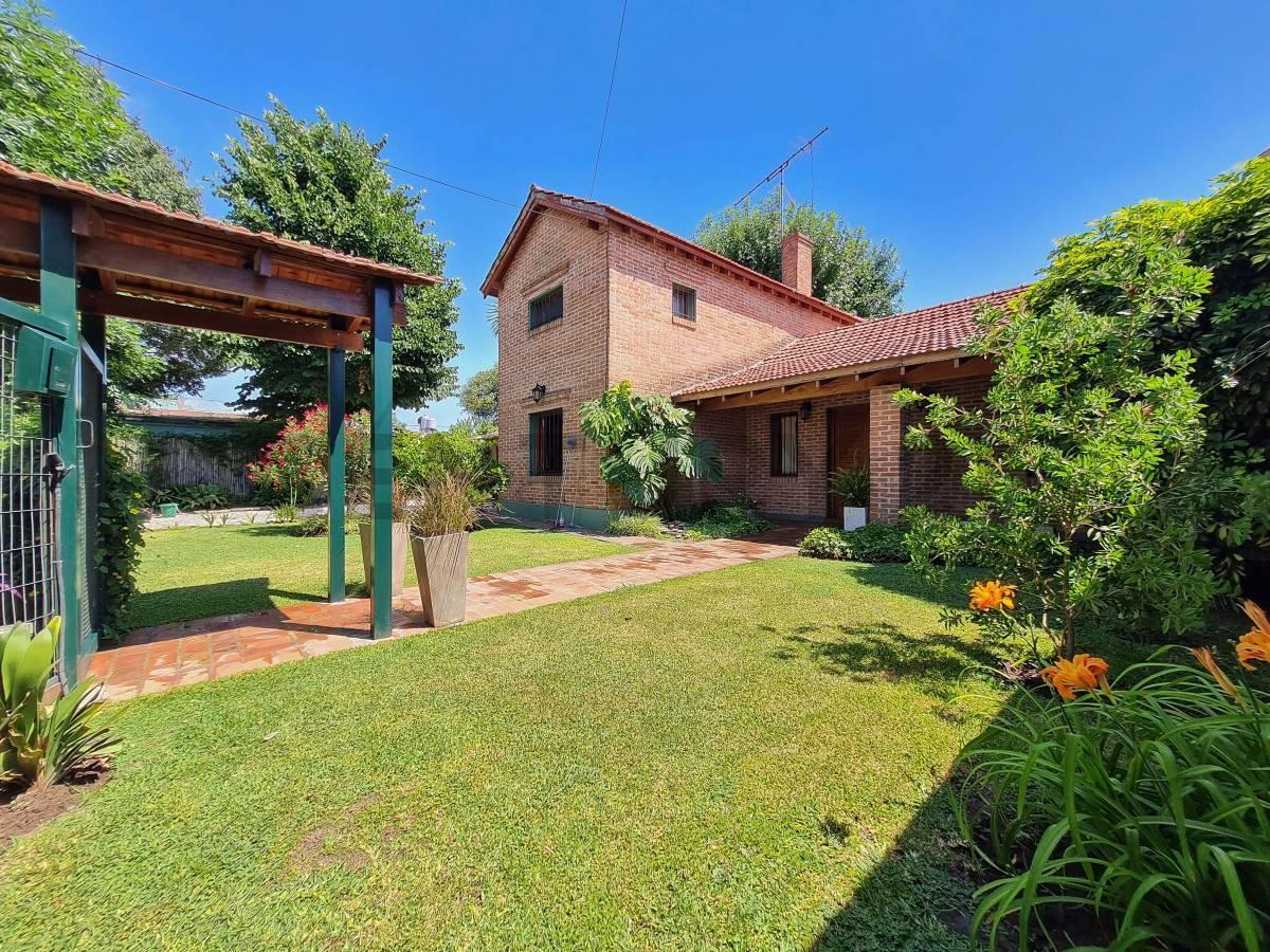 Foto de Casa de 4 dormitorios con parque y pileta, imagen 1