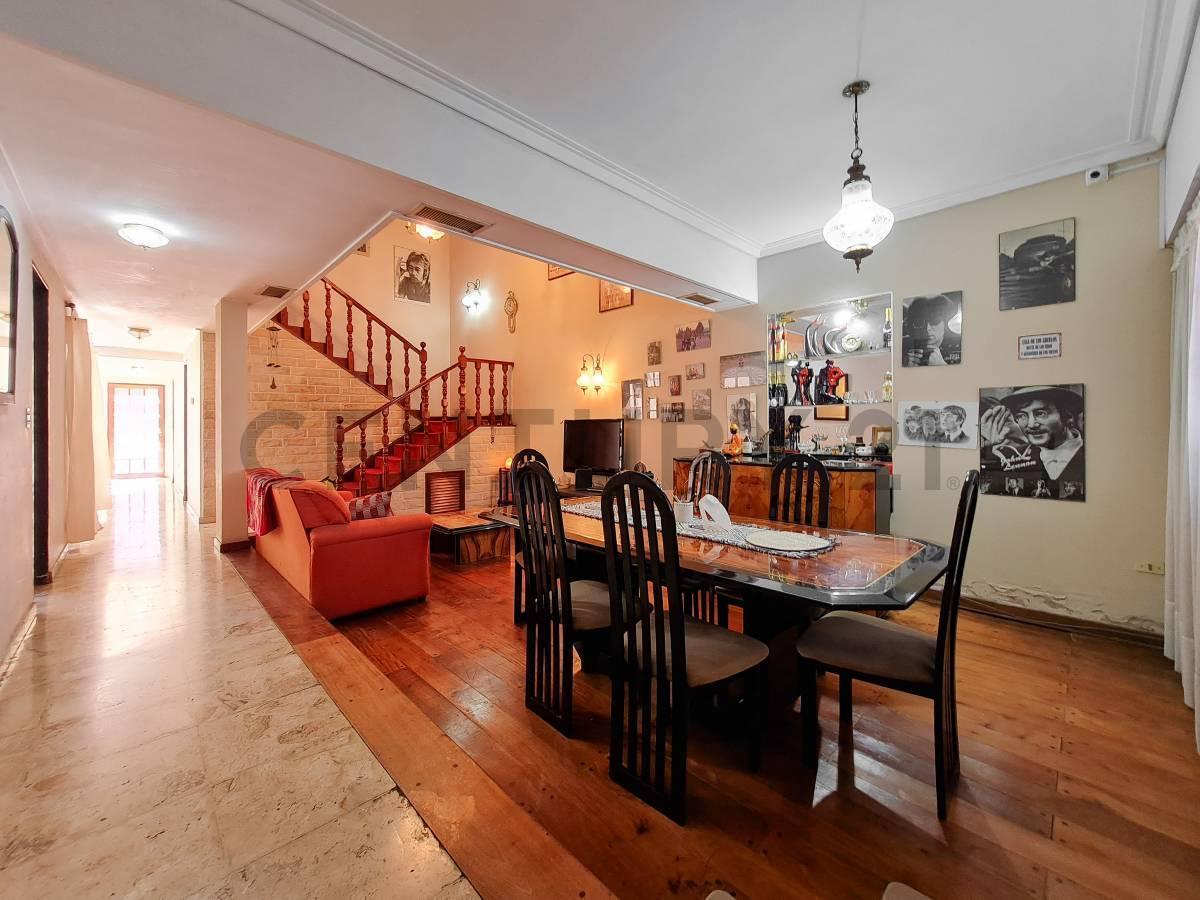Foto de Casa en venta de 3 dormtorios y cochera en La Plata, imagen 2