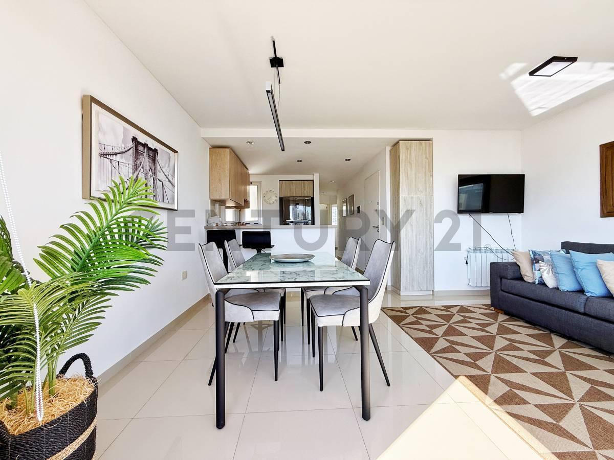 Foto de Departamento de 2 dormitorios y cochera en venta en La Plata, imagen 2