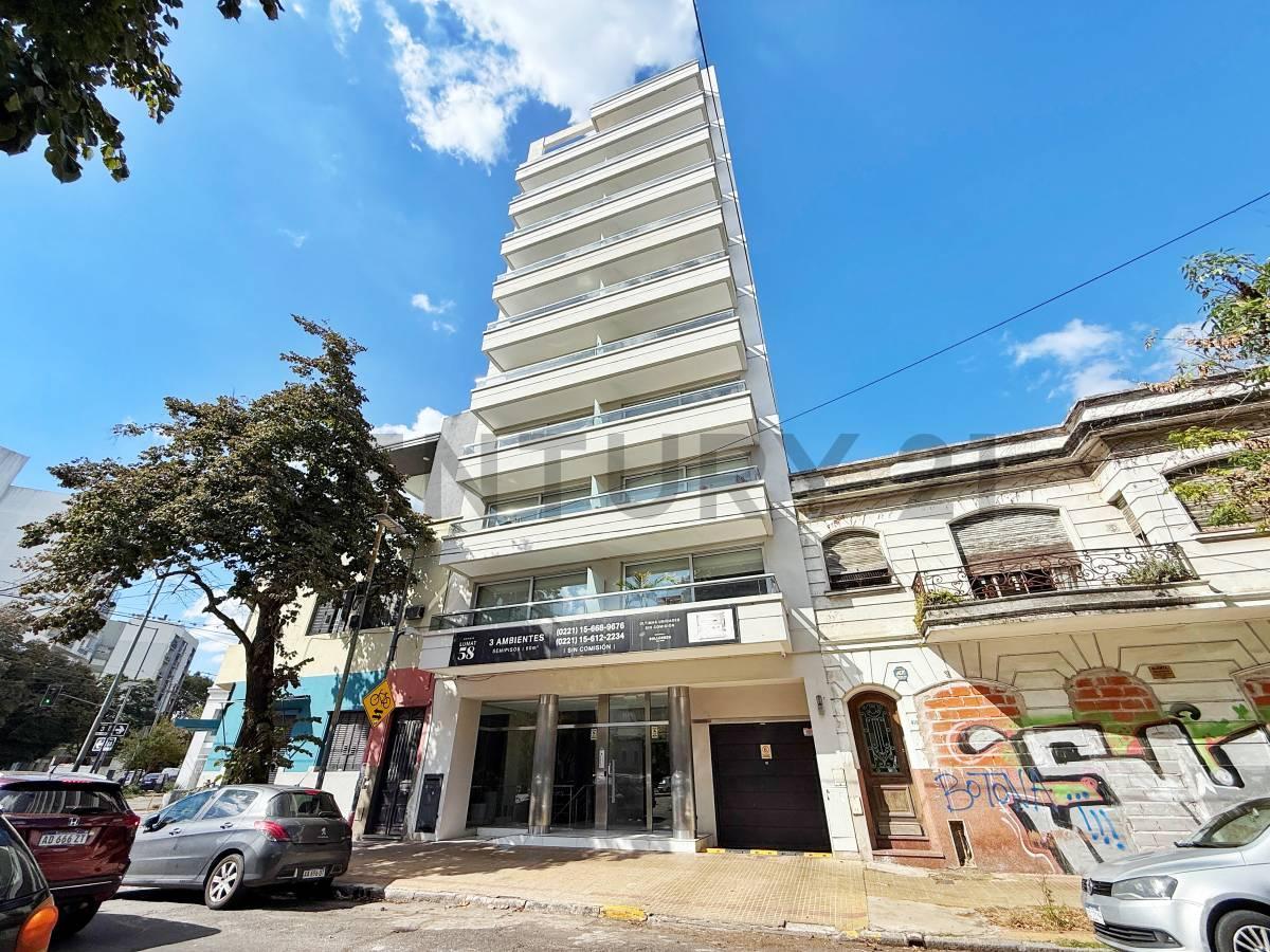 Foto de Departamento de 2 dormitorios y cochera en venta en La Plata, imagen 1