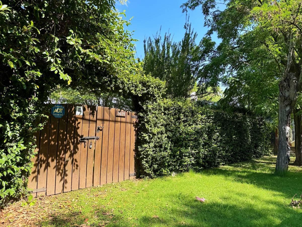 Foto de CASA DE 2 DORMITORIOS CON PILETA EN CITY BELL EN VENTA, imagen 1