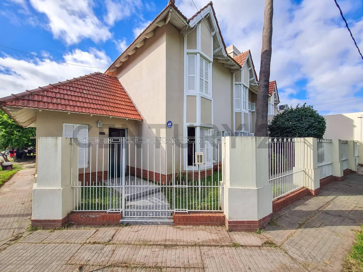 Foto de Casa amoblada en venta de 3 dormitorios con pileta y garaje, imagen 2