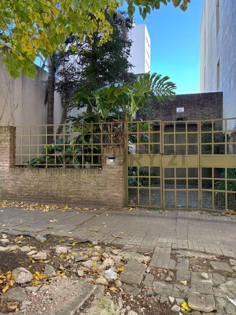 Foto de Oportunidad para Desarrollo | Lote con Casa a Demoler o Reciclar, imagen 2