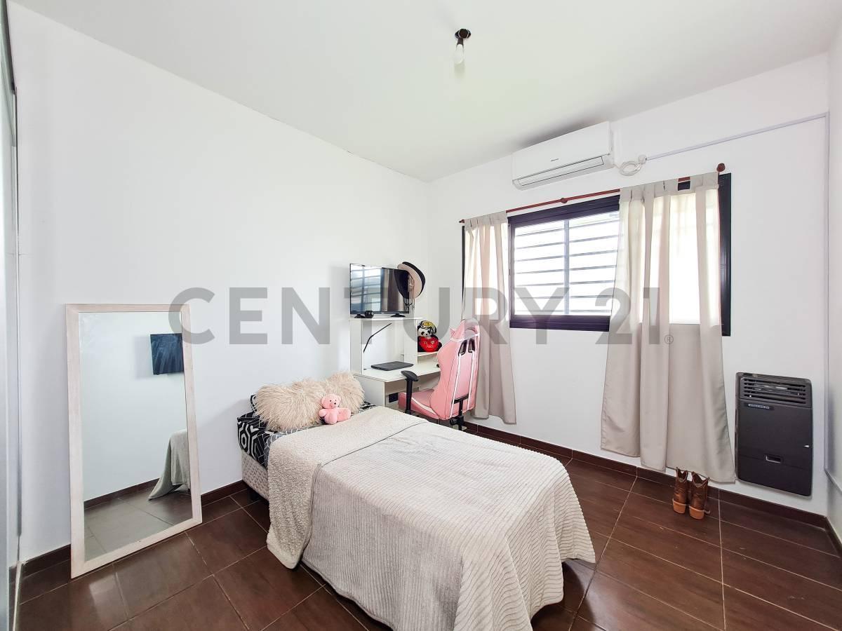 Foto de CASA EN VENTA con 3 dormitorios + estudio en 49 e/ 173 y 174, Olmos, imagen 3