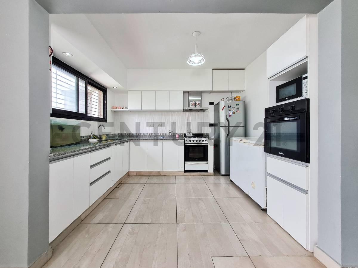 Foto de CASA EN VENTA con 3 dormitorios + estudio en 49 e/ 173 y 174, Olmos, imagen 4