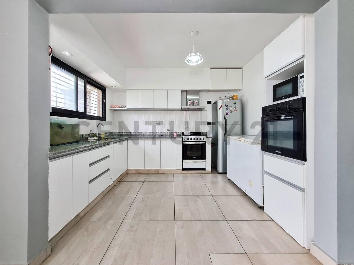 Foto de CASA EN VENTA con 3 dormitorios + estudio en 49 e/ 173 y 174, GIGANTE, imagen 3