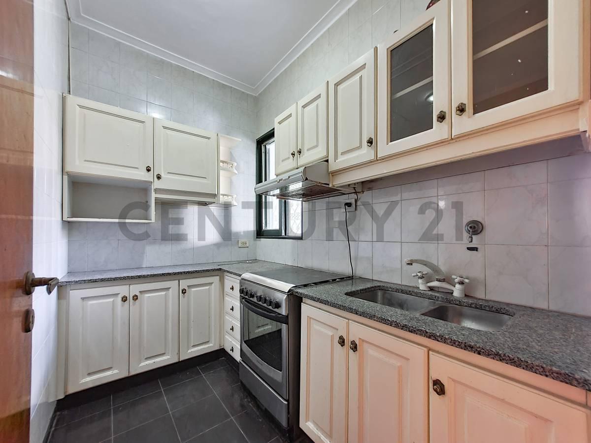 Foto de CASA EN VENTA DE TRES DORMITORIOS CON PATIO Y COCHERA EN LA PLATA, imagen 4