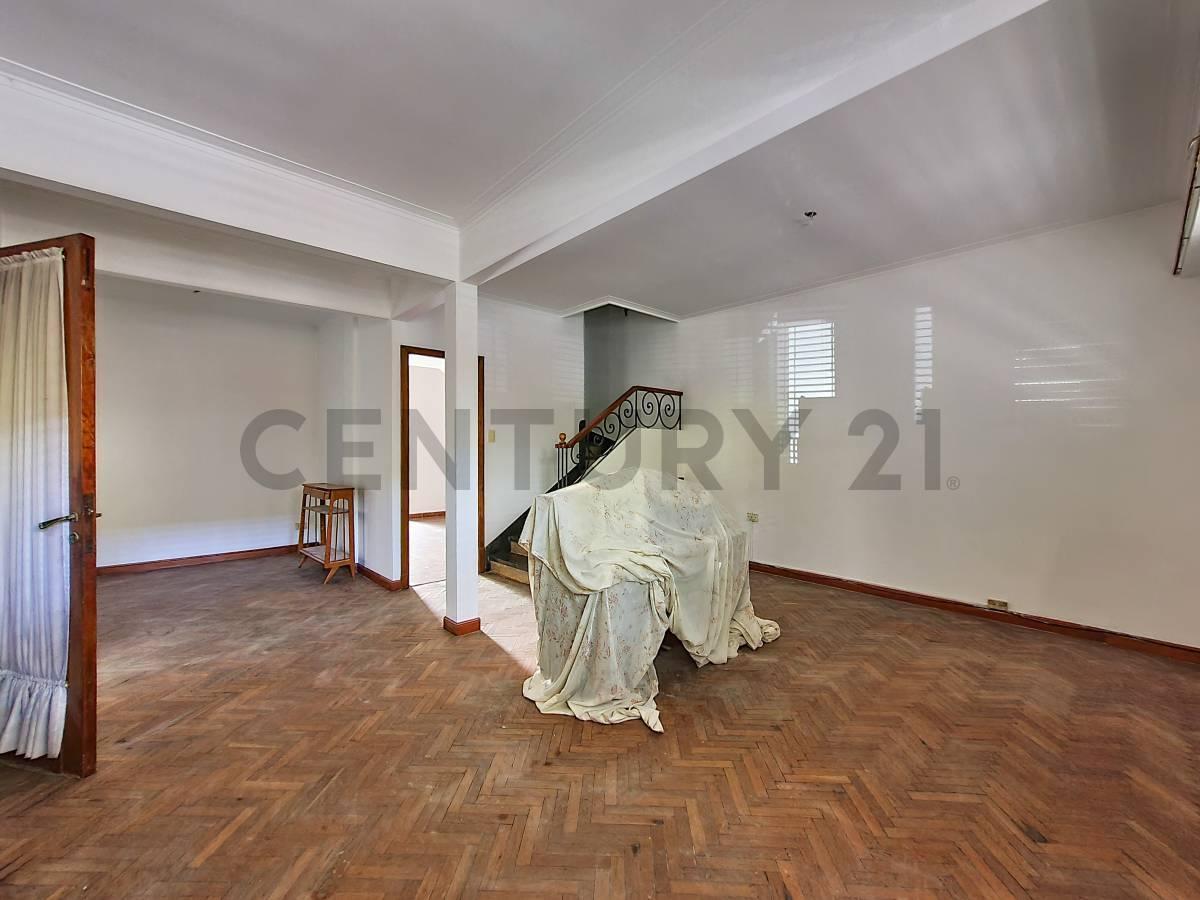 Foto de CASA EN VENTA DE TRES DORMITORIOS CON PATIO Y COCHERA EN LA PLATA, imagen 2
