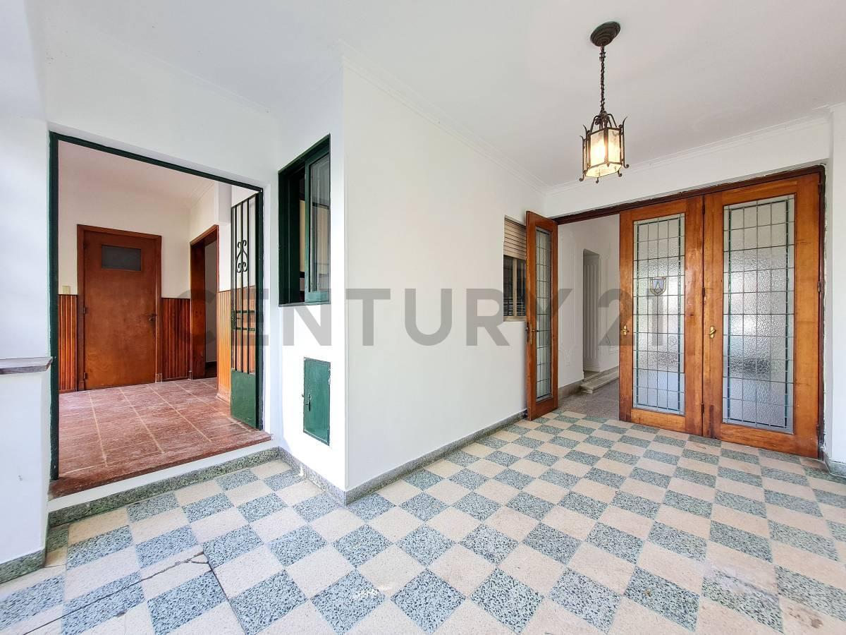 Foto de CASA EN VENTA DE TRES DORMITORIOS CON PATIO Y COCHERA EN LA PLATA, imagen 1