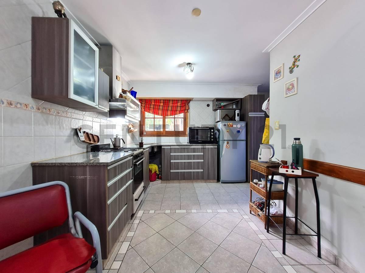 Foto de Casa en venta 3 dormitorios en La Plata, con Cochera, imagen 2