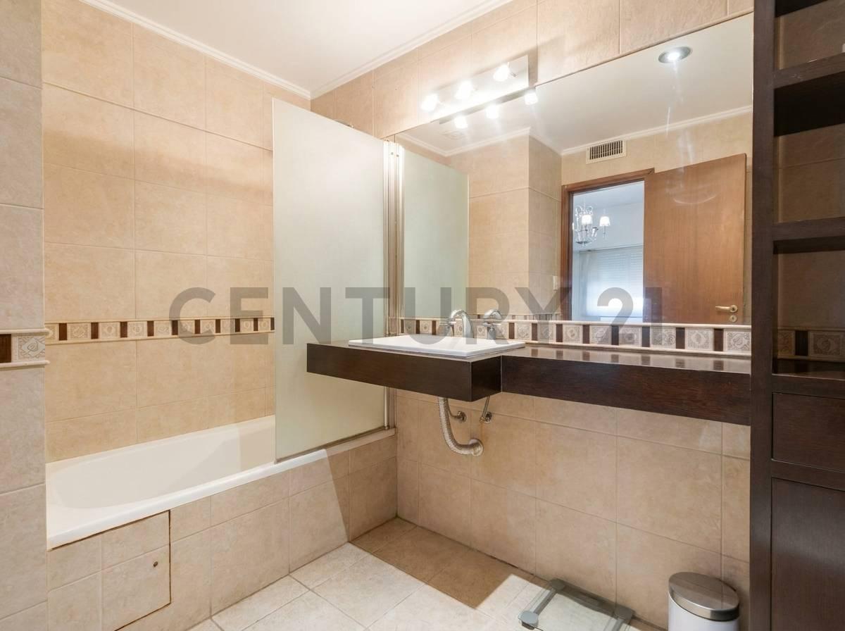Foto de DEPARTAMENTO EN VENTA PISO DE 3 DORMITORIOS CON COCHERA Y BAULERA, imagen 4