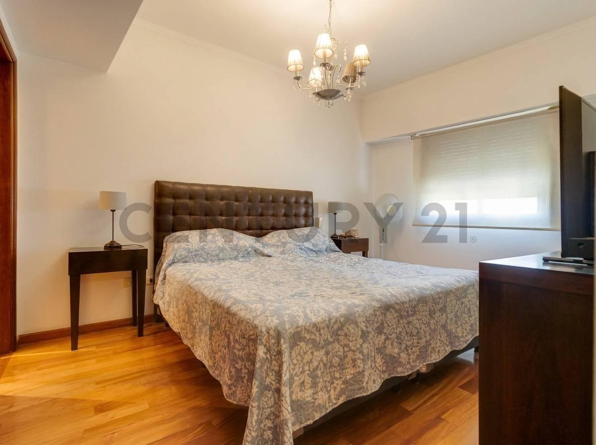 Foto de DEPARTAMENTO EN VENTA PISO DE 3 DORMITORIOS CON COCHERA Y BAULERA, imagen 3