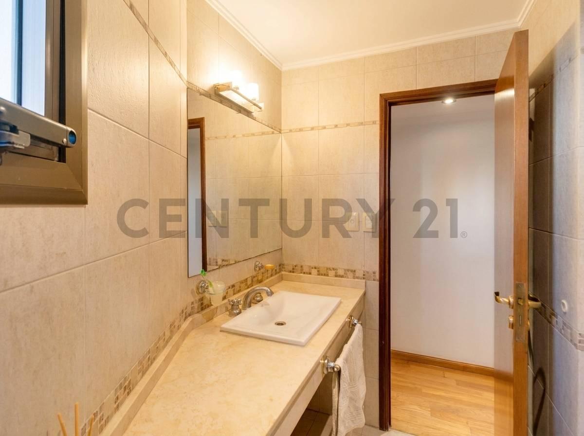 Foto de DEPARTAMENTO EN VENTA PISO DE 3 DORMITORIOS CON COCHERA Y BAULERA, imagen 5