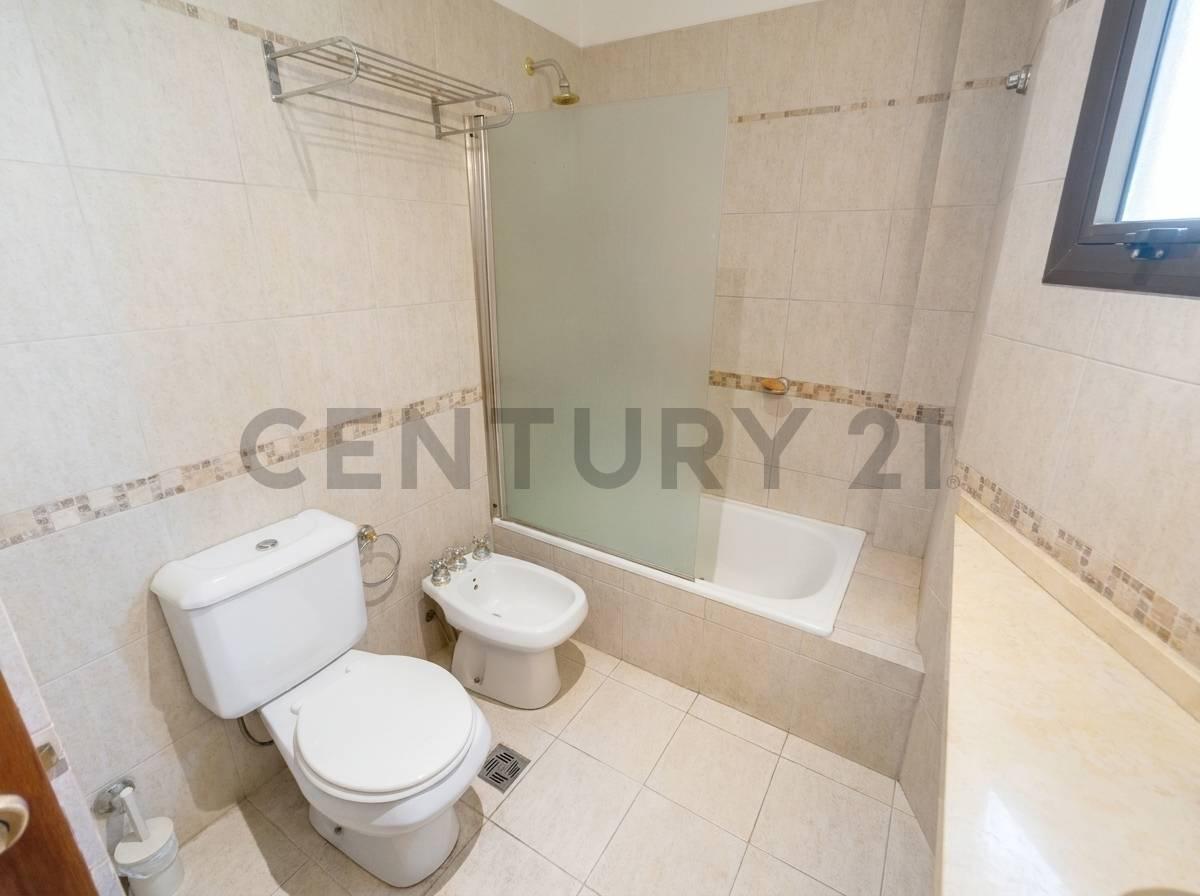 Foto de DEPARTAMENTO EN VENTA PISO DE 3 DORMITORIOS CON COCHERA Y BAULERA, imagen 2