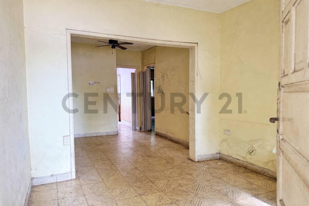 Foto de VENTA DE CASA EN LOTE PROPIO – DIAG. 110 entre Plaza Sarmiento (19 y, imagen 1