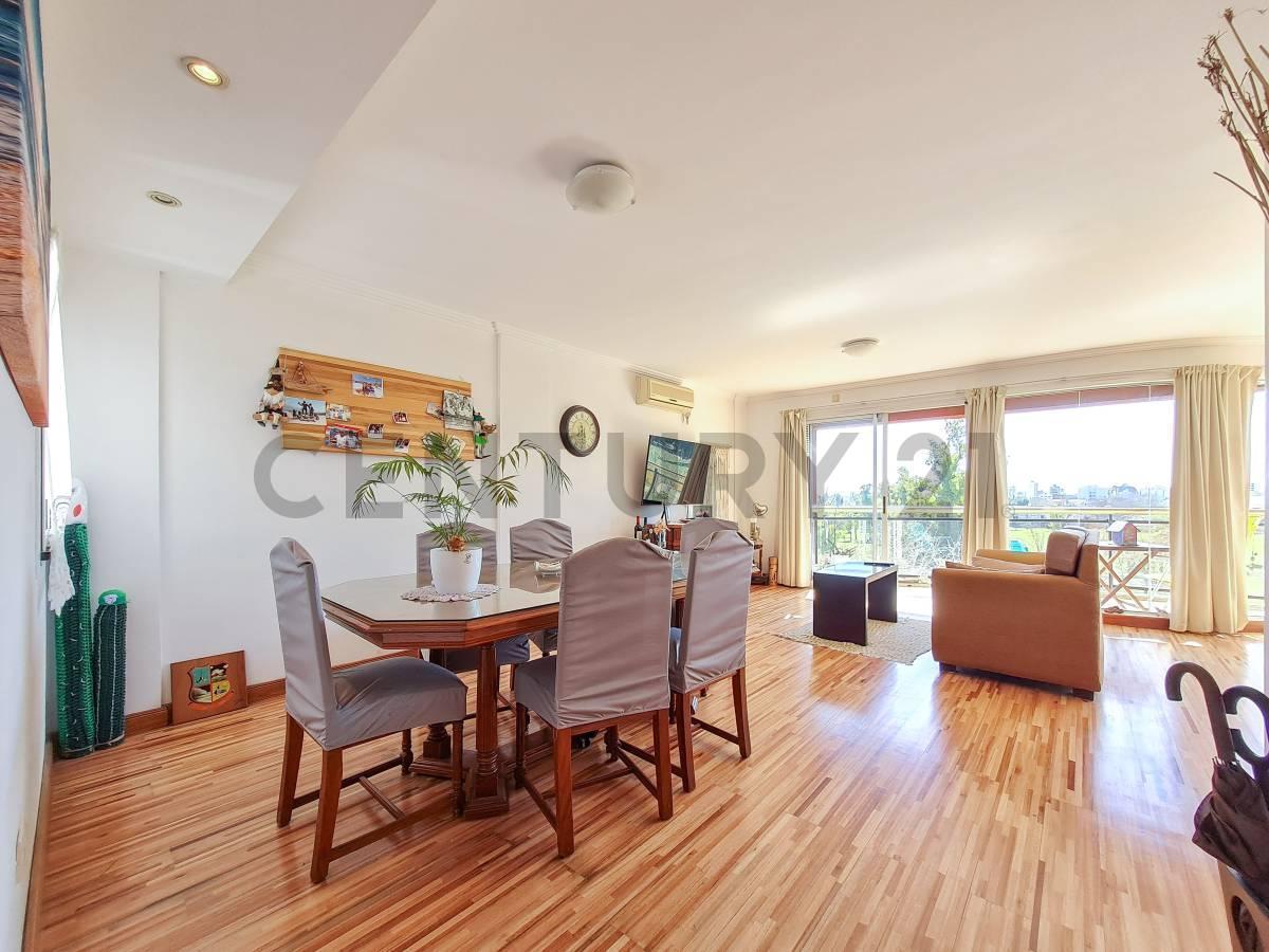 Foto de Departamento en venta de 3 dormitorios y cochera en La Plata, imagen 3
