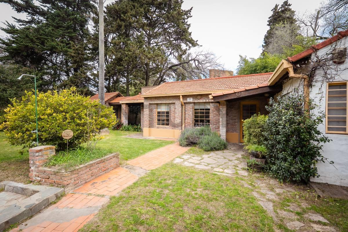 Foto de Casa en venta de 3 dormitorios, quincho y pileta, Villa Elisa, imagen 2