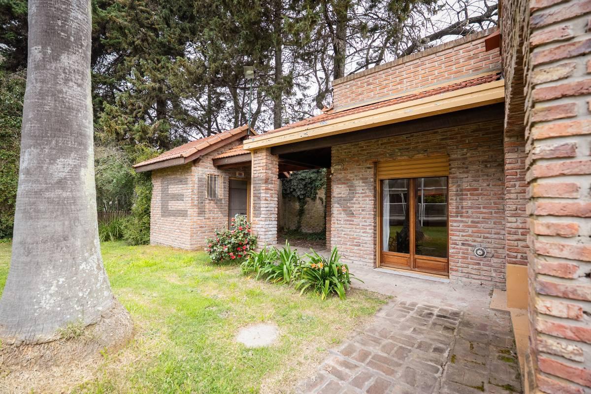 Foto de Casa en venta de 3 dormitorios, quincho y pileta, Villa Elisa, imagen 3