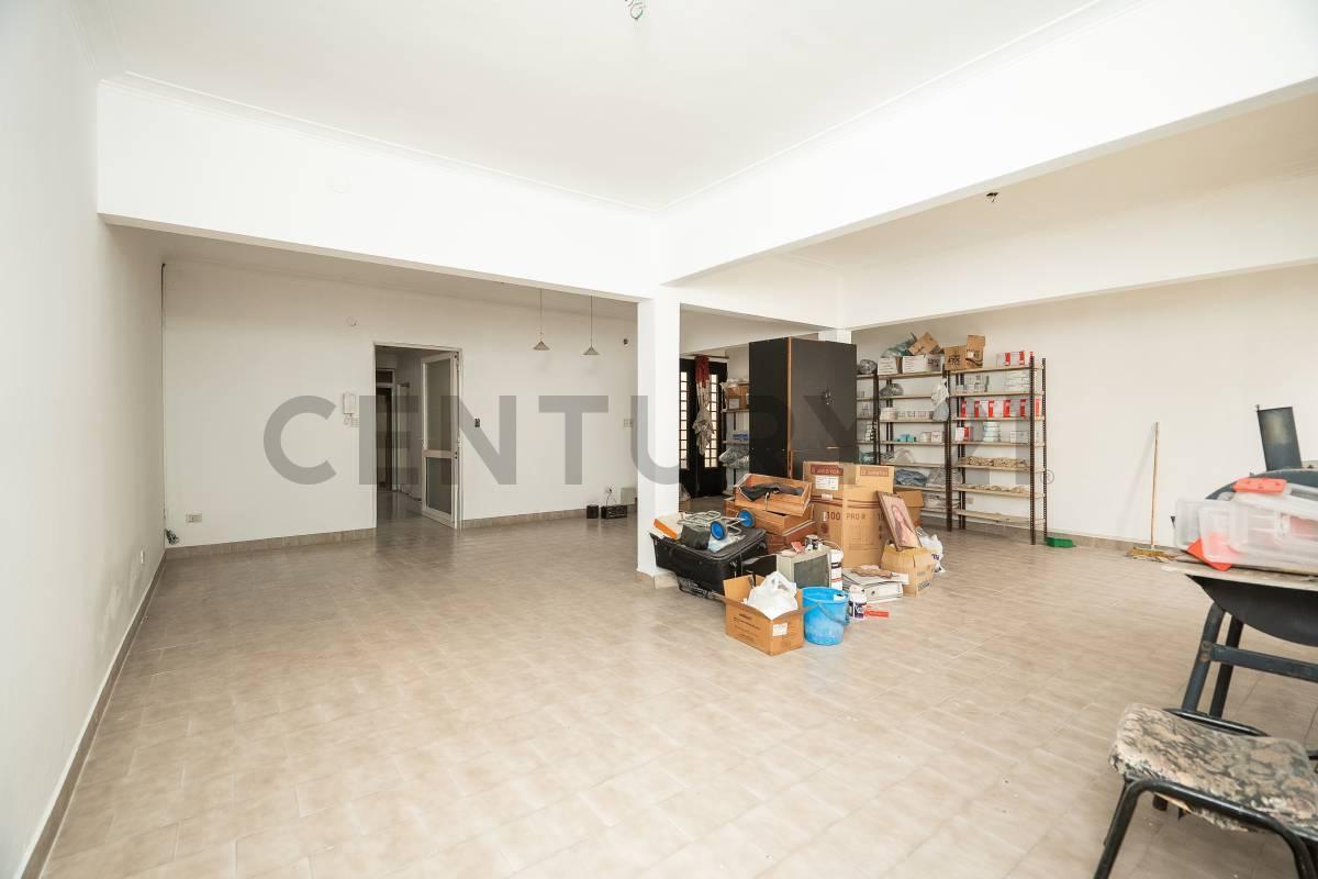 Foto de Casa en venta de 2 dormitorios con cochera y patio en La Plata, imagen 2
