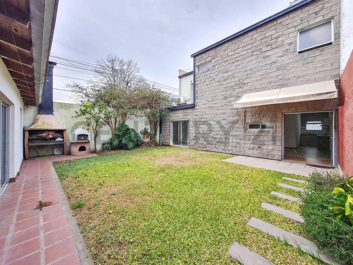 Foto de Casa con Local a la venta de 3 dormitorios Los Hornos, imagen 2