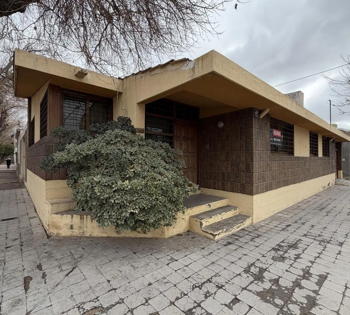 VENTA de Casa esquina F. Arenas y Constitución. Rivadavia 2