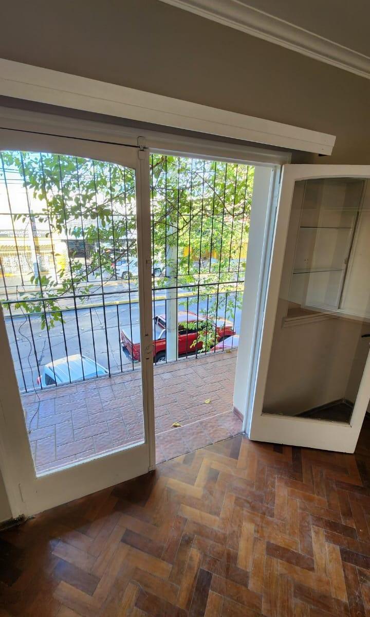Venta de Local Más Departamento en Av San Martín de Godoy Cruz 4