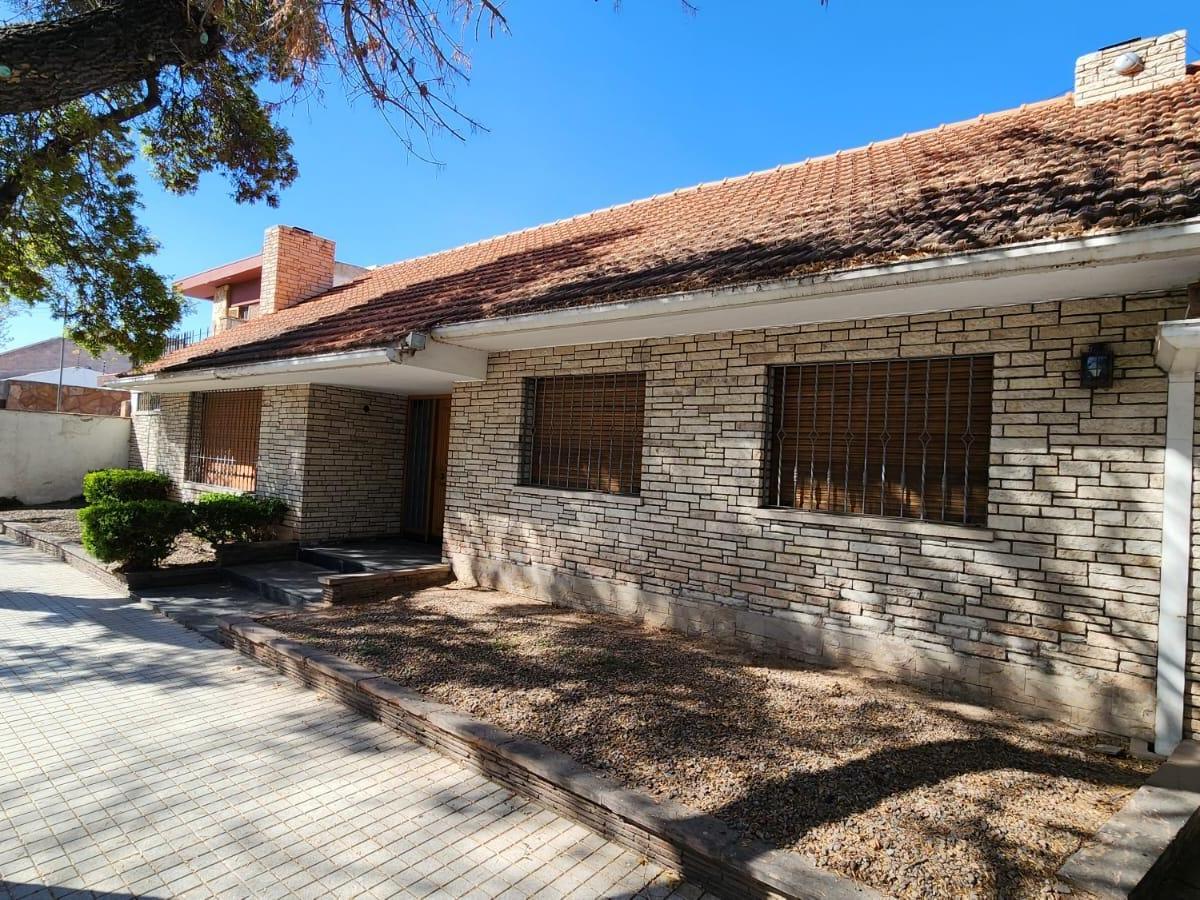 Casa en Calle La Pampa y Serú de Barrio Bombal 2