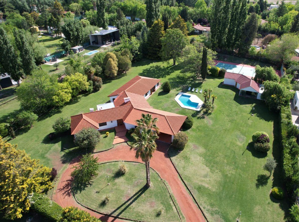CASA EN CHACRAS DE CORIA CON PISCINA, QUINCHO Y CANCHA DE TENIS