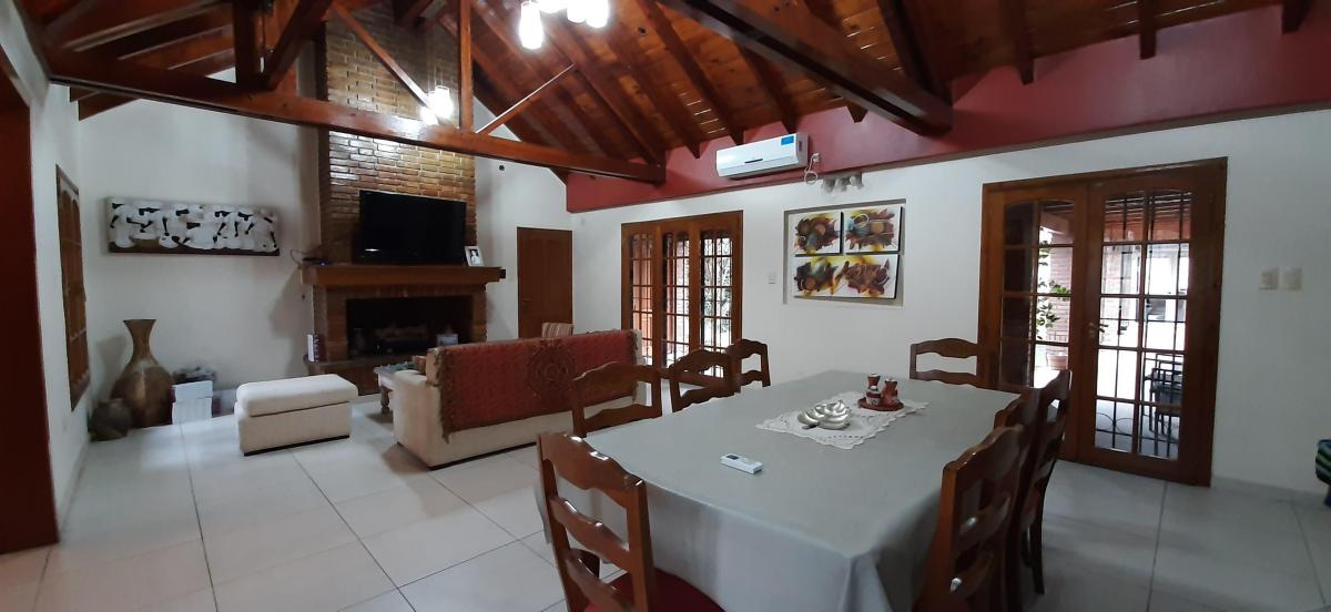 Casa de Categoría en Venta Barrio Solares de Gabrielli 4 Habitaciones 3 Baños 2