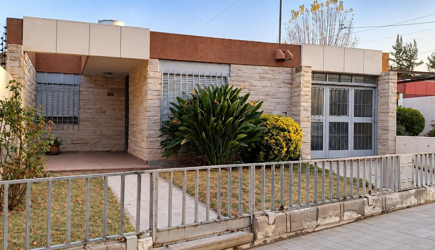 Foto de Casa + Segunda Vivienda | 6 Dormitorios | Amplio Jardín | Godoy Cruz, imagen 1