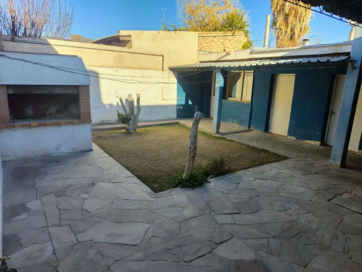 Casa de 250 m² con 3 dormitorios en venta en Rivadavia 4