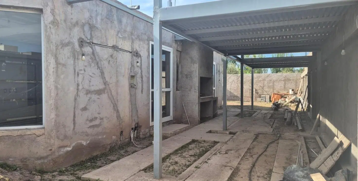 Casa en construcción con planta baja terminada y proyecto de 2 plantas 5