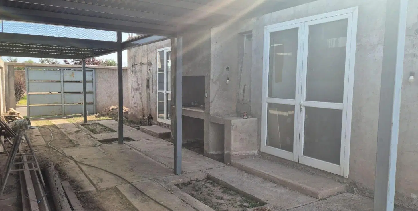 Casa en construcción con planta baja terminada y proyecto de 2 plantas 2