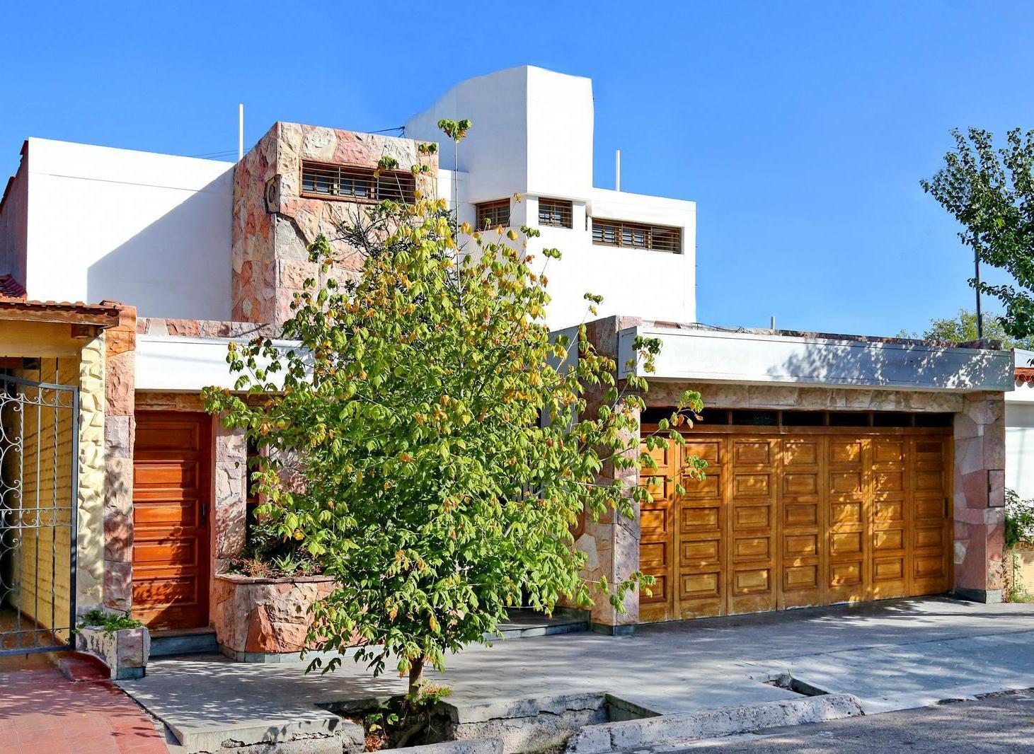 Foto de Casa en Venta con salida a dos calles - Luján de Cuyo, imagen 1