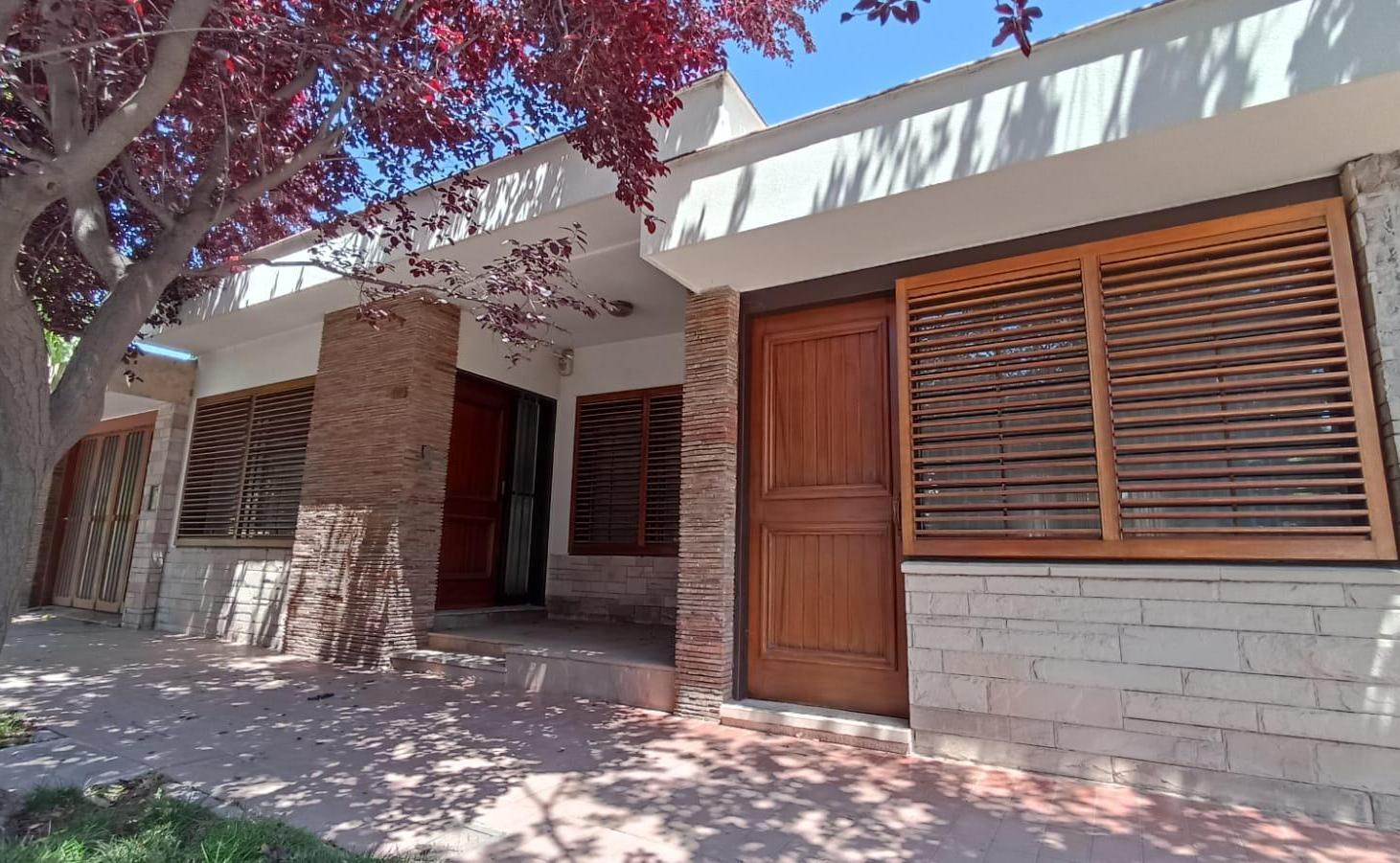 Foto de CASA EN VENTA | DOBLE FRENTE | CALLE GUIÑAZÚ, LUJÁN DE CUYO, imagen 1