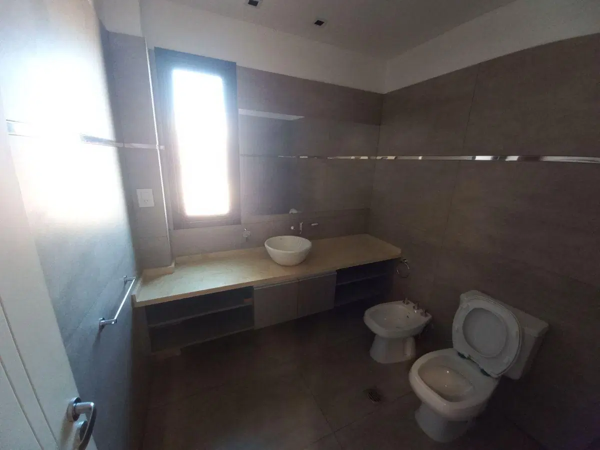 Casa en alquiler de 3 dormitorios c/ cochera en Maipú 3