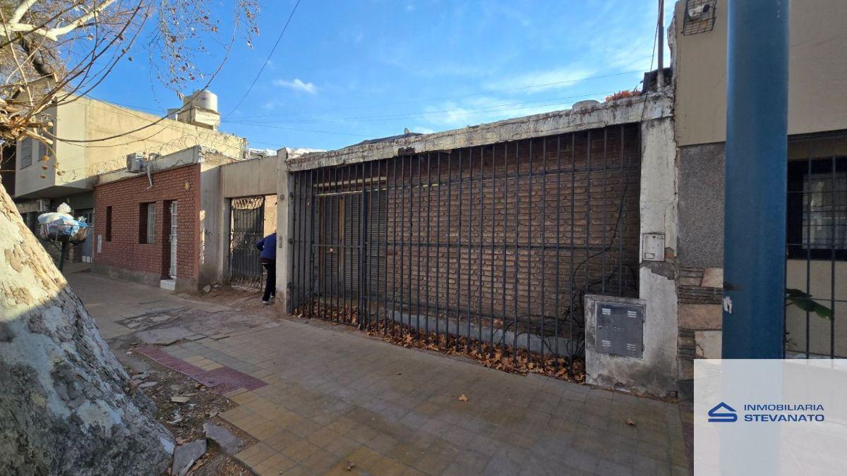 Casa en venta c/ cochera en 4.ª Sección Área Fundacional
